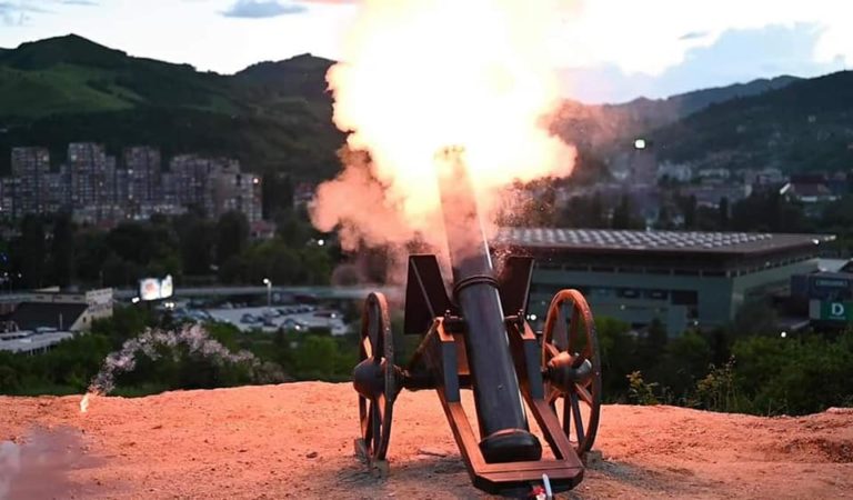 SPEKTAKULARAN VATROMET NAJAVIO BAJRAM: Pucanj iz topa s Crkvičkog brda označio kraj ramazana (VIDEO)