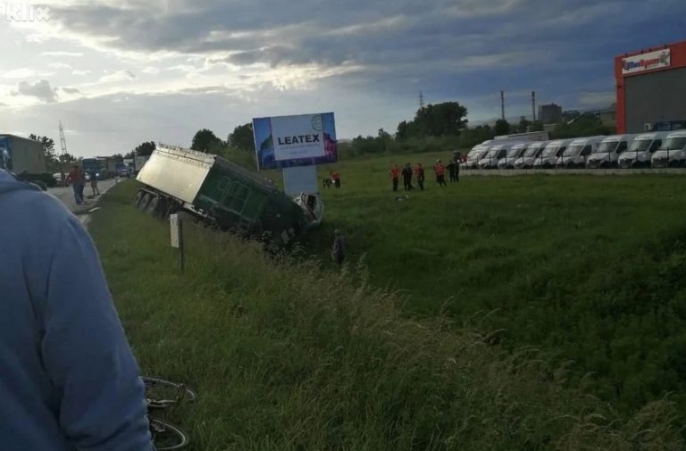 TRAGEDIJA U BIH: Tri osobe poginule, a dvije povrijeđene u sudaru kamiona i dva auta