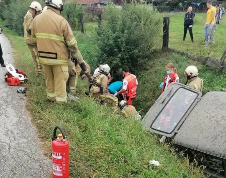 TEŠKA NESREĆA: Teretni voz naletio na automobil, ima povrijeđenih