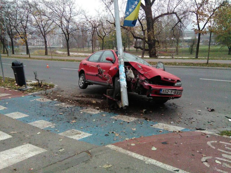 Saobraćajna na Bulevaru u Zenici, povrijeđena jedna osoba (FOTO)