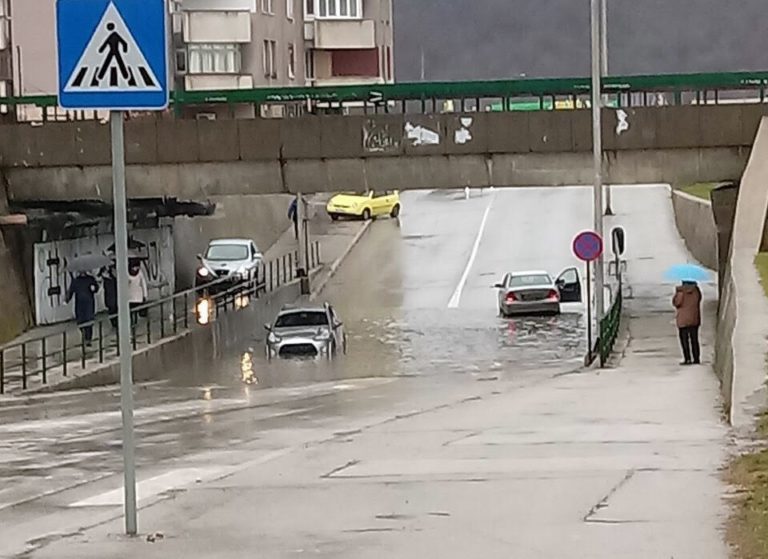 VANREDNI IZVJEŠTAJ O STANJU U ZDK: Zeničanka zaglavljena u poplavljenom podvožnjaku