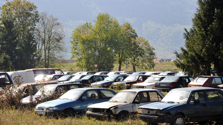 Zbog zakonskih zavrzlama propadaju hiljade automobila