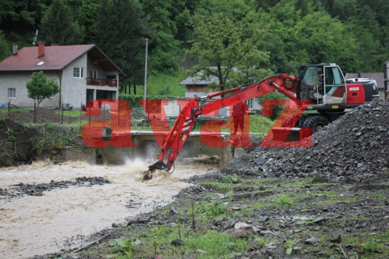 Željezno Polje: Mašinama čiste korita (FOTO)