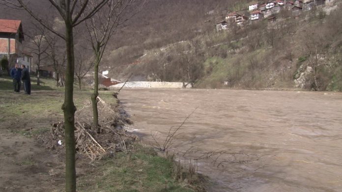 Da li je na pomolu katastrofa: U Novom Vranduku rijeka Bosna odnijela dio obale