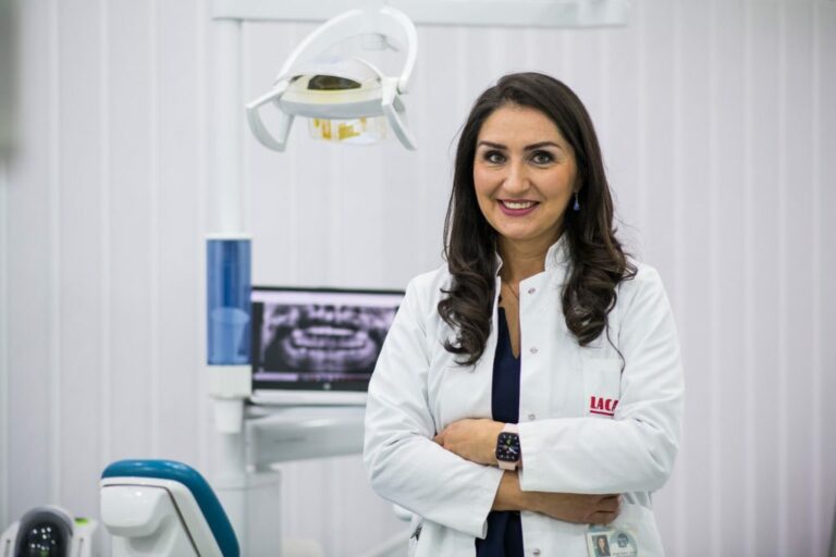 Dr. Amela Kadrić-Kadić specijalista oralne hirurgije o zubnim navlakama i implantatima