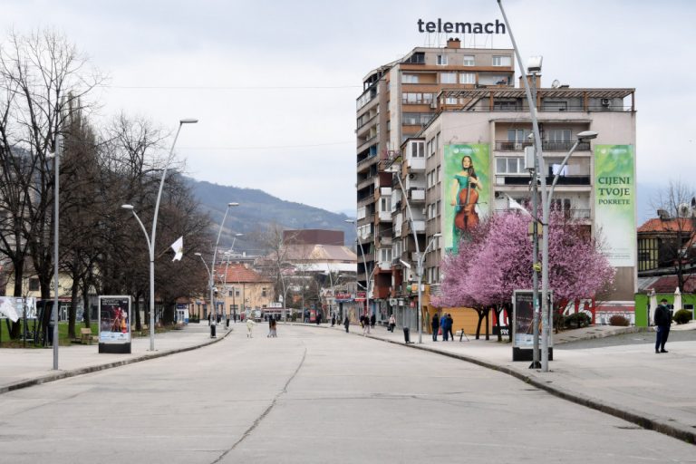 Puste ulice u Zenici: Malobrojni prolaznici, kratki redovi pred trgovinama