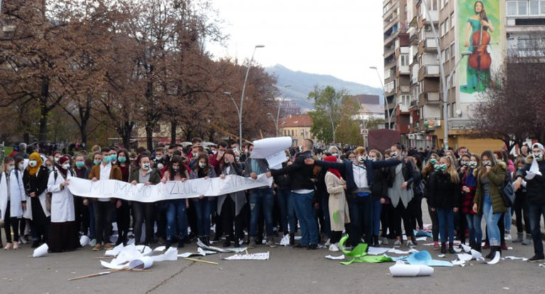 Zenički srednjoškolci defileom obilježili svoj dan