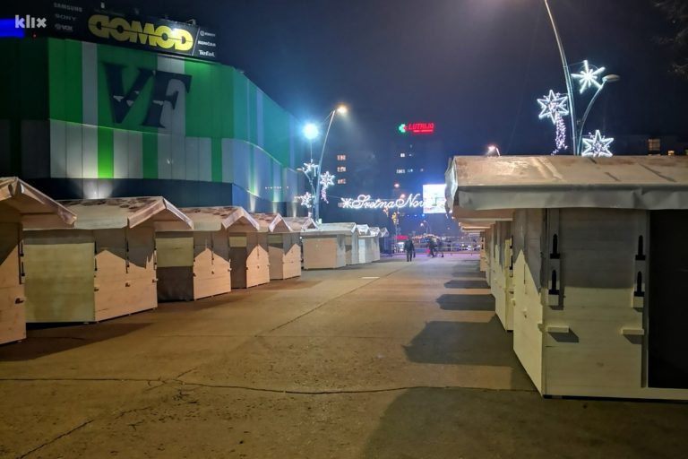 U centru Zenice postavljeni novogodišnji ukrasi, zimska manfiestacija traje do 11. januara