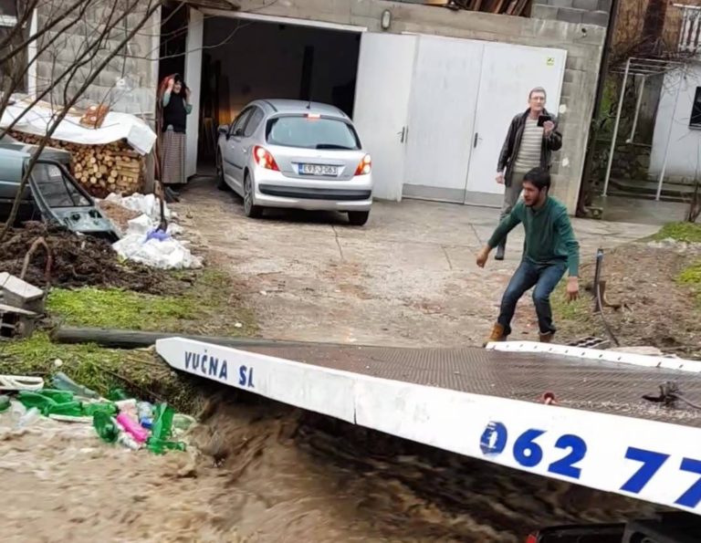 ZENIČANIN PONOVO ODUŠEVIO JAVNOST: Besplatno spašavao automobile u današnjim poplavama! (VIDEO)