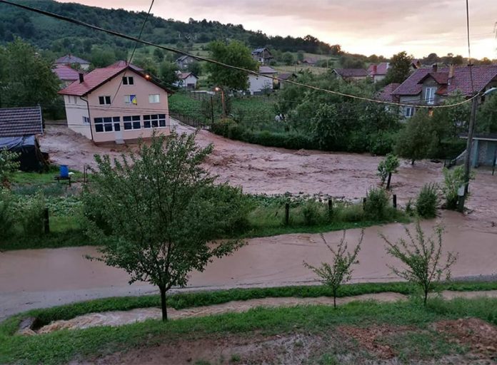 HAOTIČNO STANJE: Jako nevrijeme pogodilo Živinice, uništeni usjevi (FOTO)